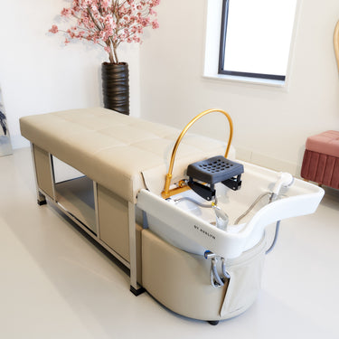 De One van By Avalyn is een Japanse Headspa bed. Ontworpen voor dagelijks intensief gebruik in een professionele salonsetting. De One Headspa bed heeft een directe wateraansluiting, doordachte ergonomie en een praktische indeling. Inclusief installatie.
