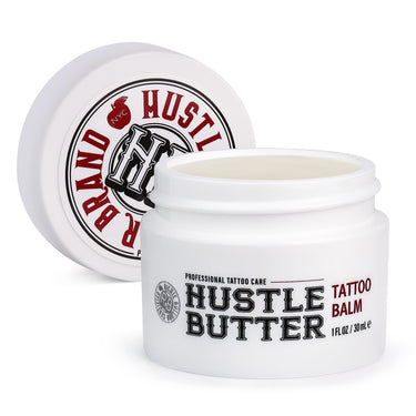 Balsamo per tatuaggi Hustle Butter - Trattamenti PMU
Senza petrolati, con burro di karité, olio di cocco, burro di semi di mango, estratto di foglie di rosmarino ed estratto di tè verde; idrata e ringiovanisce; balsamo denso e ricco che idrata; favorisce il processo di guarigione; preserva il colore; vegano e cruelty-free; cura post-trattamento