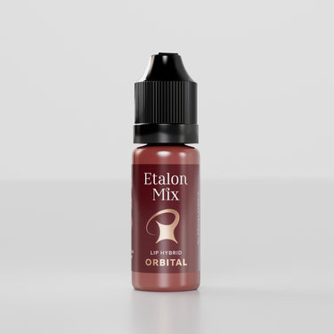 „Orbital“ aus dem „Favors Etalon Mix Set“ wurde von Etalon Mix in Zusammenarbeit mit Darya Reznikova entwickelt. Es handelt sich um einen satten, neutralen Farbton, der die Lippenkontur betont. Ein neutral getöntes Hybridpigment mit mittlerer Deckkraft und Farbsättigung.