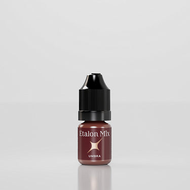 Umbra aus dem Favors Etalon Mix Set wurde von Etalon Mix in Zusammenarbeit mit Victoria Vedenina entwickelt. Es handelt sich um ein tiefes, dunkelbraunes Pigment. Ein kühl getöntes Hybridpigment mit hoher Deckkraft.